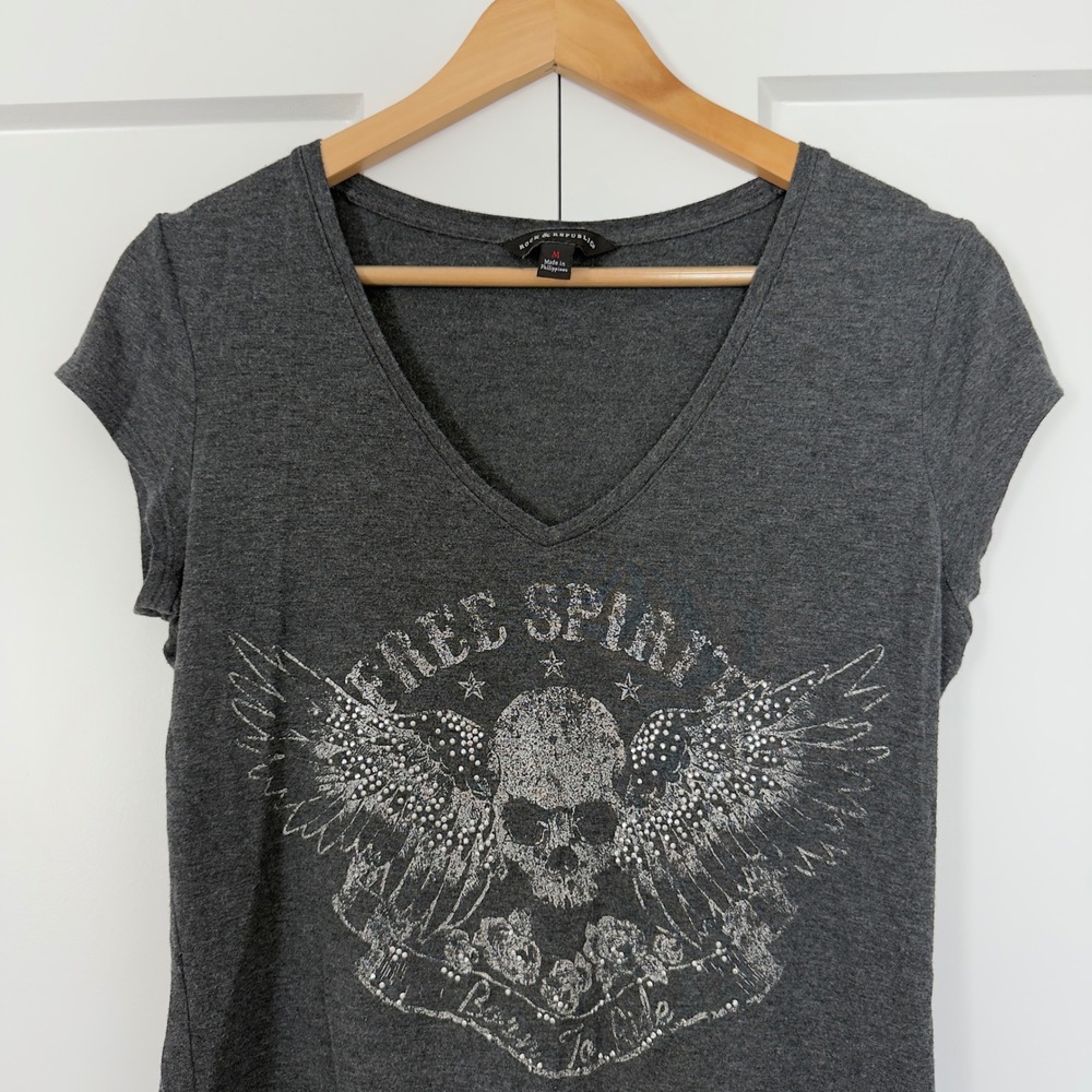Womens Rock & Republic Skull Graphic T-Shirt Size Medium Gray Free Spirit Wings